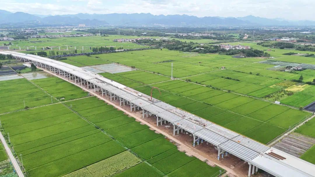 奮進2025丨建武高速婺城段涉鐵標段全線貫通